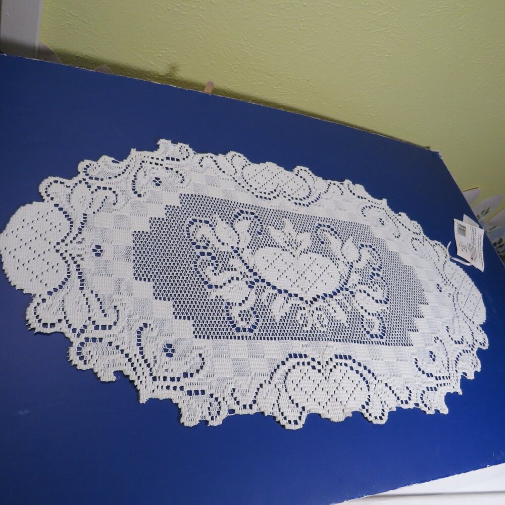 Heritage Lace "Folk Heart" Cream Doily #2 Table Centerpiece Dresser Scarf